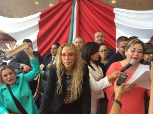Diputados del PRI escoltan a su similar Laura Domínguez